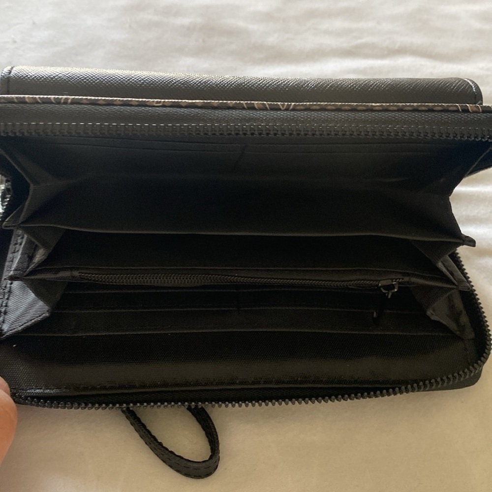 XOXO Women’s Zip Around Wristlet Wallet Size 7.5” x 4.5” x 1.5” NWT - Picture 3 of 6
